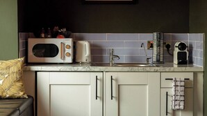 Studio, Multiple Bedrooms, City View | Private kitchen