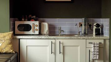 Studio, Multiple Bedrooms, City View | Private kitchen