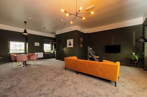 Living room - Penthouse City Studio - Perfect Base for Exploring Medieval Kilkenny (Kilkenny)