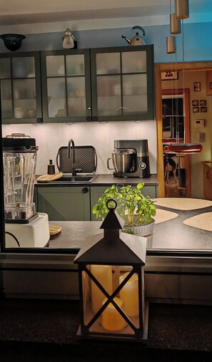 Kjøleskap, ovn, kokeplater og oppvaskmaskin