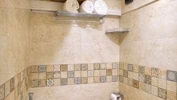 Buồng tắm vòi sen, đồ dùng nhà tắm miễn phí, khăn tắm, xà phòng