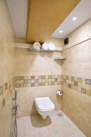 Shower, free toiletries, towels, soap - Glitz Hotel Sai Neel (Mumbai)