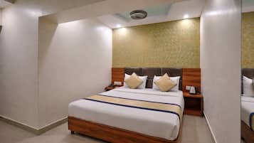 Phòng đôi Deluxe, quang cảnh thành phố | Bàn, khu vực làm việc phù hợp cho laptop