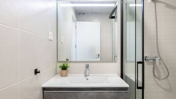 Een haardroger, handdoeken