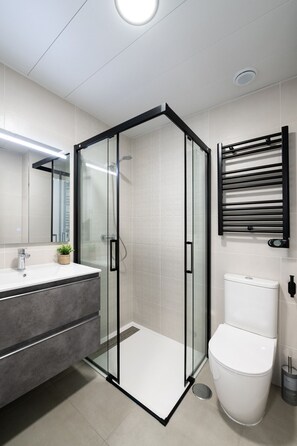 Shower, hair dryer, towels - Modern apartment 20 min from Madrid (Getafe)