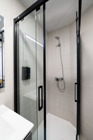 Shower, hair dryer, towels - Modern apartment 20 min from Madrid (Getafe)