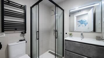 Een douche, een haardroger, handdoeken