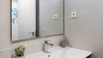 Een douche, een haardroger, handdoeken