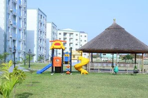 Children’s area - Elegant Resort Retreat: Pool - Security - Balcony! (Sakumono)