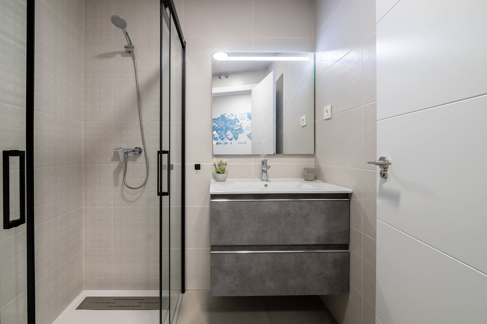 Een haardroger, handdoeken