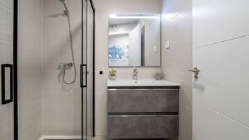 Een haardroger, handdoeken