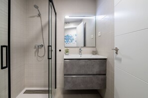 Een haardroger, handdoeken