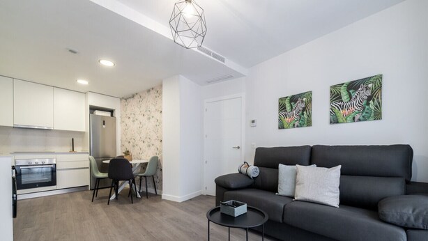 Un apartamento moderno con cocina, comedor y sala de estar.