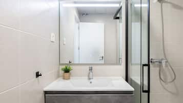 Een haardroger, handdoeken