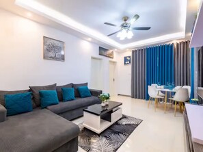 Living area - Trendy & Safe Oasis: Pool, Balcony, Parking, WiFi! (Sakumono)