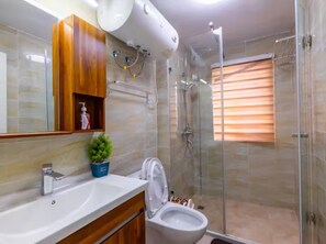 Hair dryer, towels, soap, toilet paper - Trendy & Safe Oasis: Pool, Balcony, Parking, WiFi! (Sakumono)