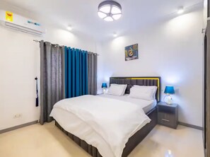 Iron/ironing board, WiFi, bed sheets - Trendy & Safe Oasis: Pool, Balcony, Parking, WiFi! (Sakumono)