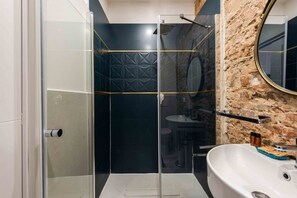 Shower, bidet, towels, shampoo - Lotus San Frediano by MMega (Florence)