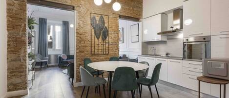 Réfrigérateur, four à micro-ondes, grille-pain