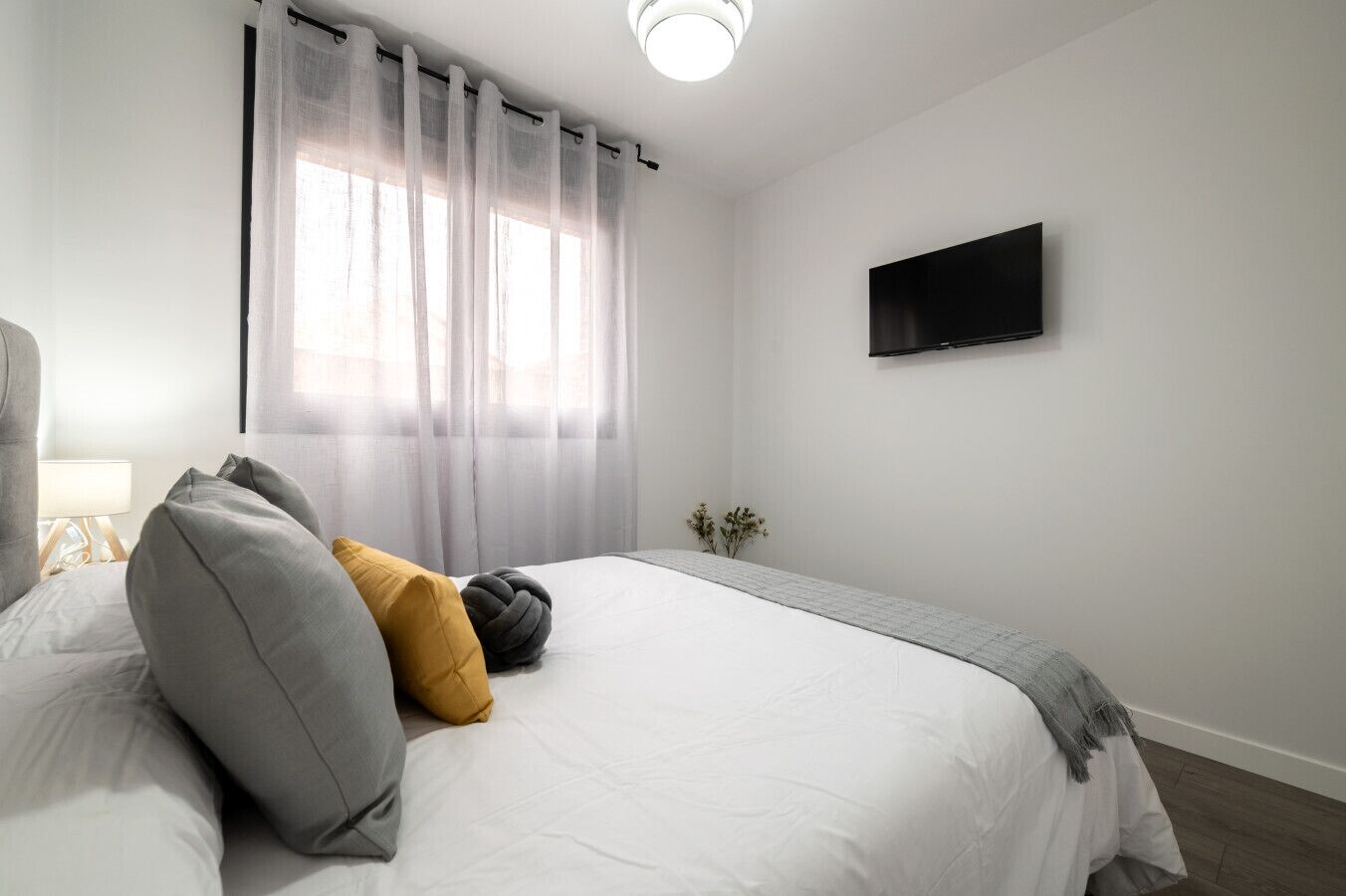 2 bedrooms, iron/ironing board, WiFi