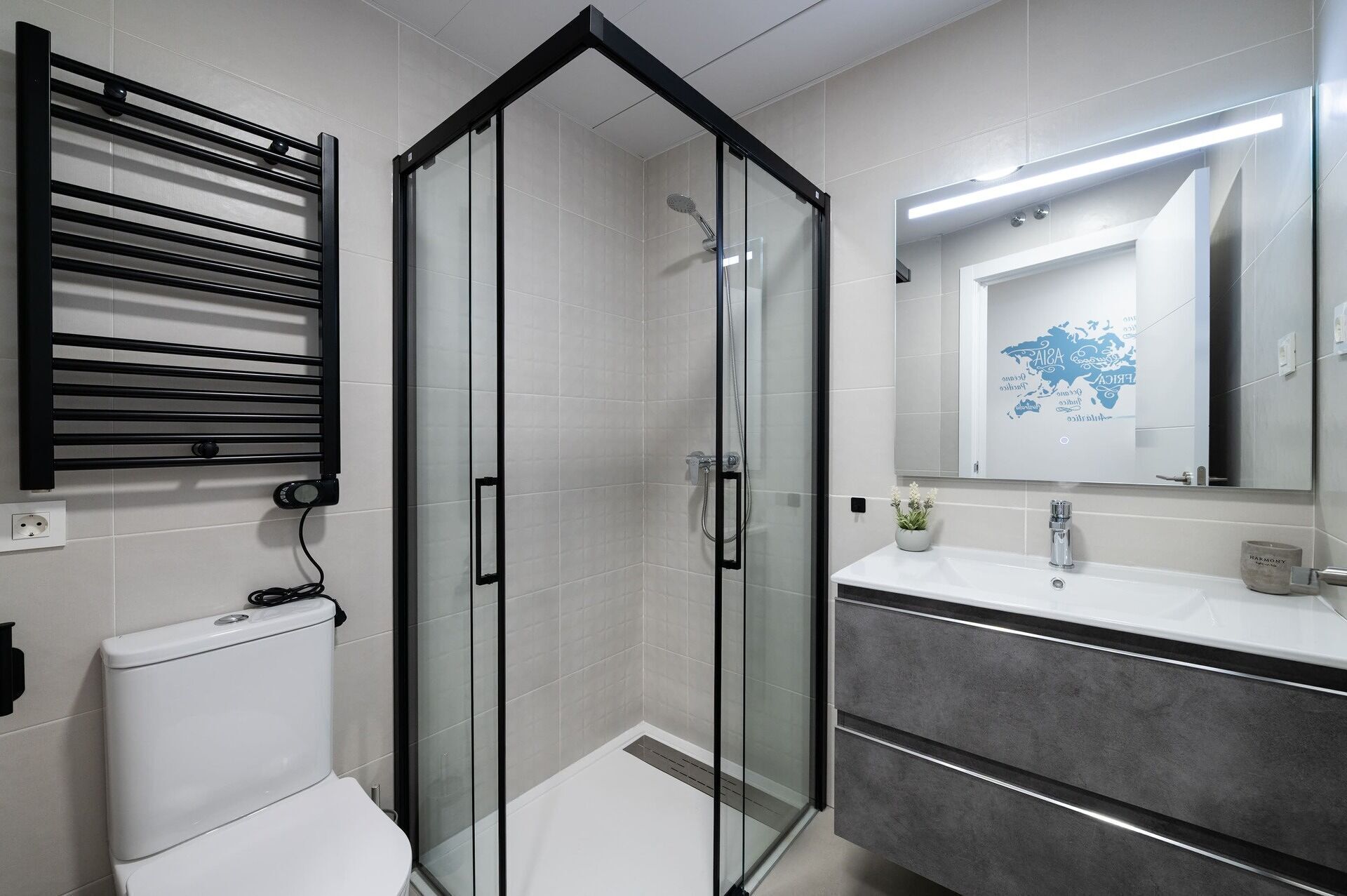 Een haardroger, handdoeken