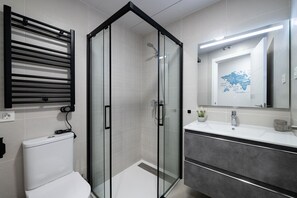 Een haardroger, handdoeken