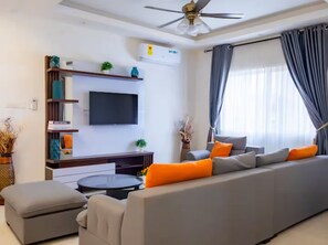 Living area - Stylish & Gated Gem: Pool, 24/7 Security, Parking! (Sakumono)