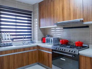 Private kitchen - Stylish & Gated Gem: Pool, 24/7 Security, Parking! (Sakumono)