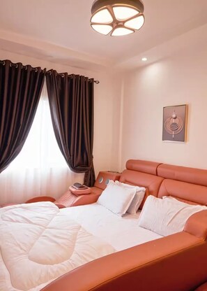 WiFi, bed sheets - Stylish & Gated Gem: Pool, 24/7 Security, Parking! (Sakumono)