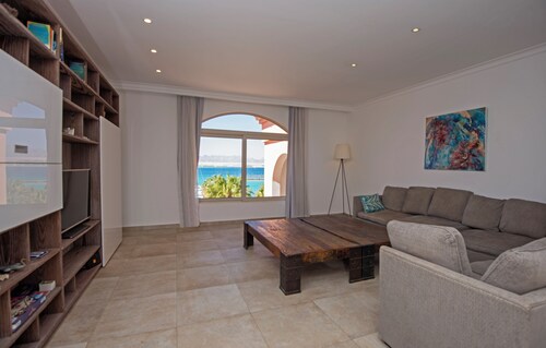 Luxury Seafront Apartment with Rooftop Terrace & Sea Views – Soma Bay