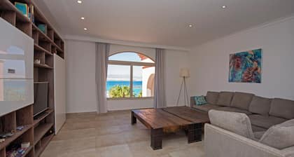 Luxury Seafront Apartment with Rooftop Terrace & Sea Views – Soma Bay