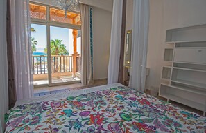 Tabla de planchar con plancha, internet y ropa de cama 