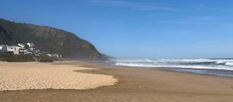 Lovely flat, walk to Glentana beach... Play golf!