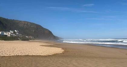 Lovely flat, walk to Glentana beach... Play golf!
