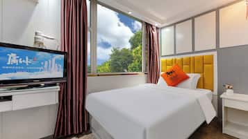 Kamar Single Ekonomi | Ruang kerja ramah laptop, tirai kedap cahaya, dan kedap suara