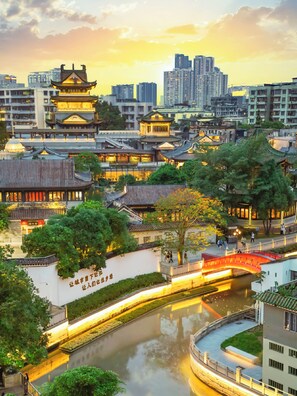 A traditional Chinese courtyard with a river, surrounded by modern buildings. - Yueduo Selected Hotels (Guangzhou)