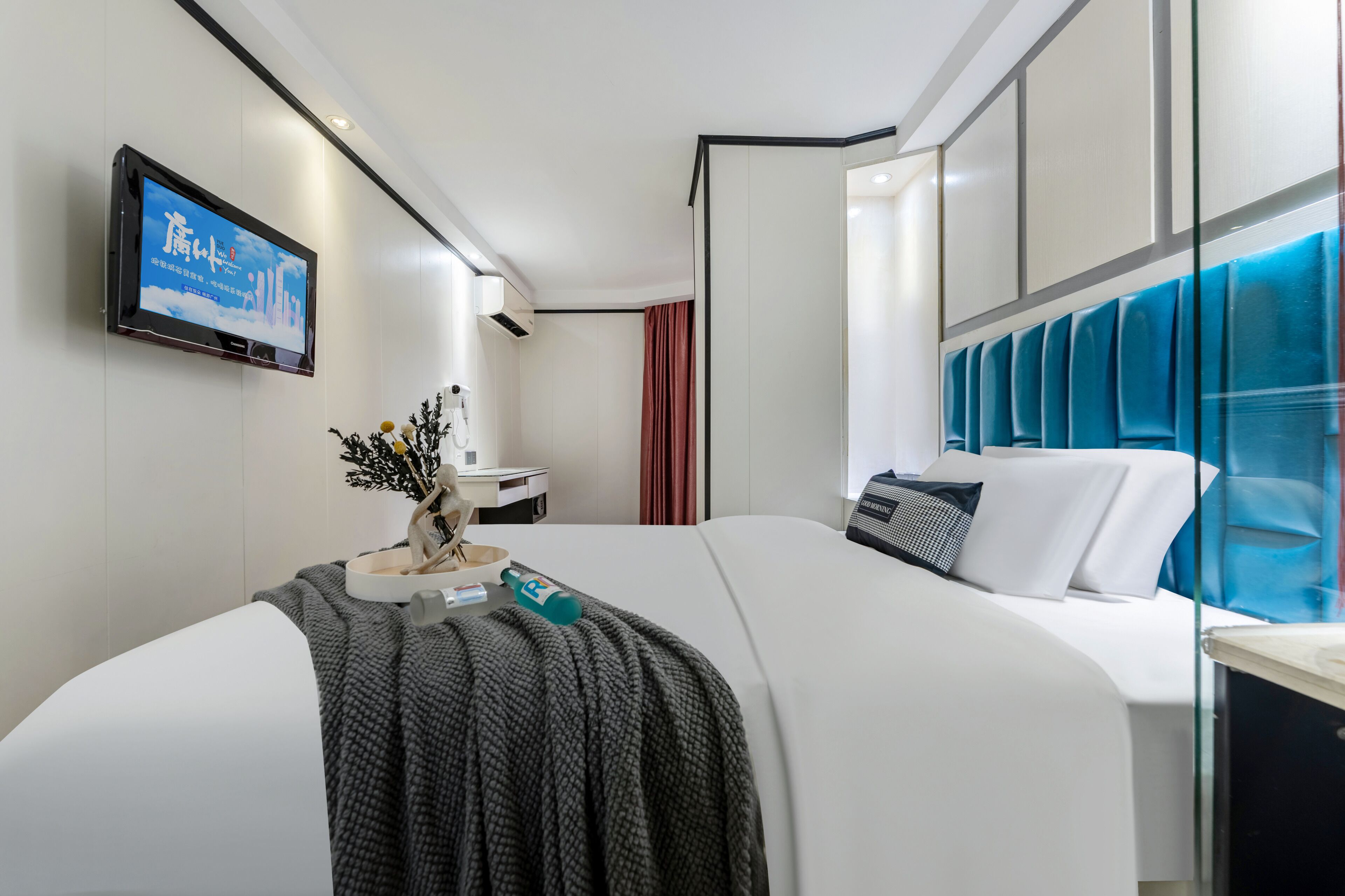 غرفة مزدوجة لرجال الأعمال | بديكورات فريدة لكل غرفة وطراز فريد لكل وحدة ومساحة عمل للكمبيوتر المحمول