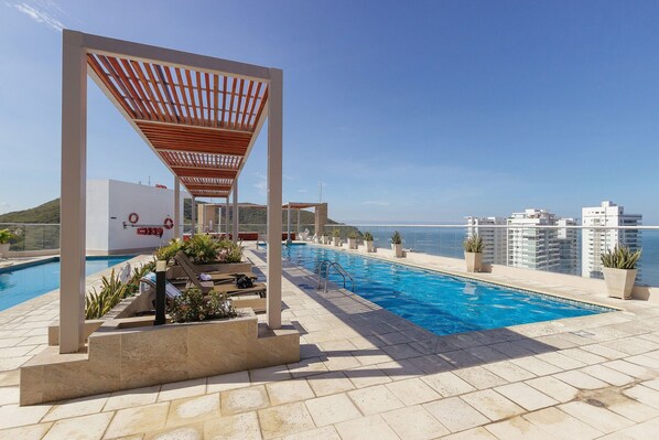 Una piscina al aire libre
