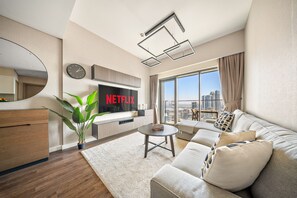 TV - Downtown Dubai Chic 1BR Retreat (Dubai)