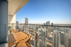 Outdoor dining - Downtown Dubai Chic 1BR Retreat (Dubai)