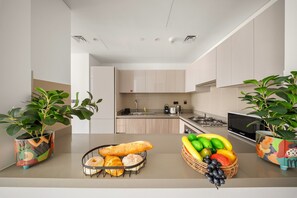 Refrigerador, microondas, horno y tetera eléctrica 