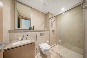 Shower, hair dryer, towels, shampoo - Stylish 2BR + Maid’s Apartment in Sobha Hartland (Dubai)