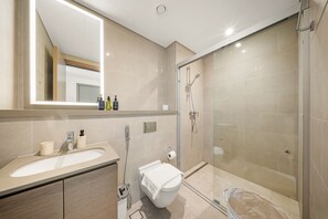 Shower, hair dryer, towels, shampoo - Stylish 2BR + Maid’s Apartment in Sobha Hartland (Dubai)
