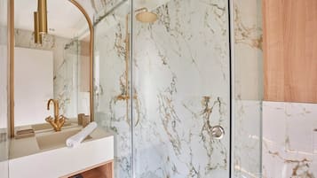 Appartement | Badkamer | Een haardroger, zeep, shampoo