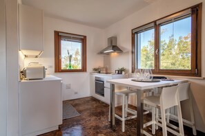 Frigorifero, forno, piano cottura, bollitore elettrico