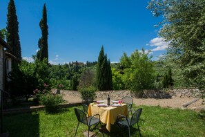 Outdoor dining - Holiday Home 'Capriata' with Shared Pool, Wi-Fi and Air Conditioning (Bagno a Ripoli)