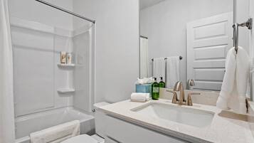 Dusche, Haartrockner, Handtücher, Seife