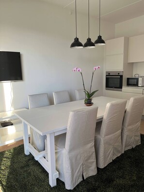 Apartment, 1 Bedroom, Accessible, Balcony | Dining room