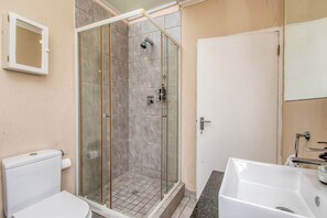 Hair dryer, towels, soap, toilet paper - Retro Pop FREE Parking Fast WiFi Pool (Sandton)