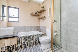 Hair dryer, towels, soap, toilet paper - Retro Pop FREE Parking Fast WiFi Pool (Sandton)